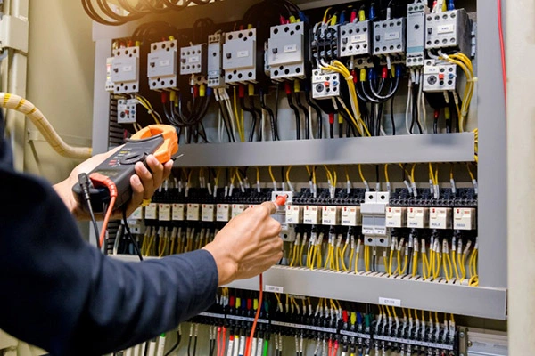 Hvordan motstandsvalg påvirker ytelsen til elektroniske kretser?